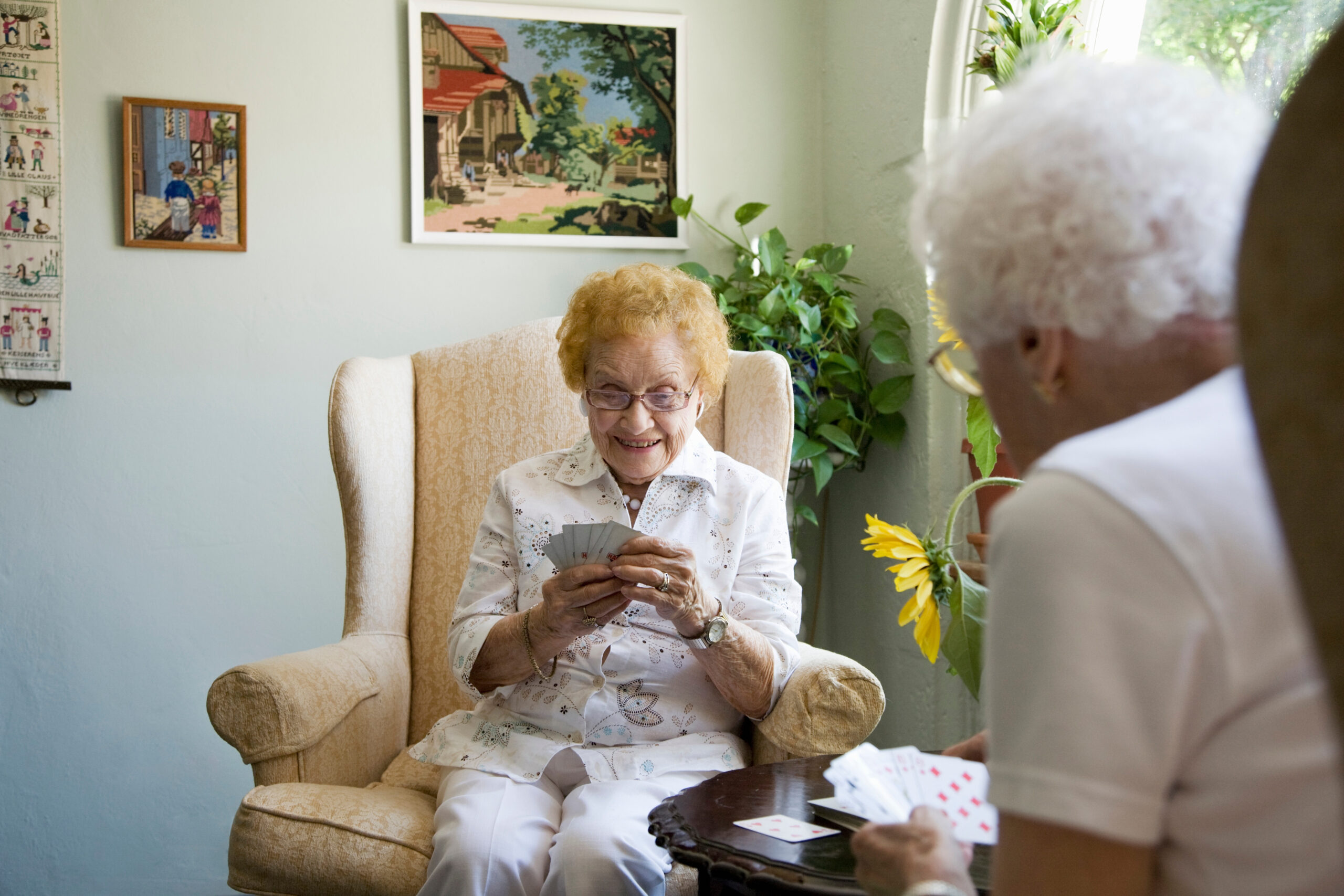 Women playing cards sin assisted living near San Diego.